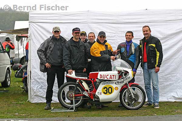 Ducati 500 in Schleiz
Stefan Diekmann, Dietmar Fette, Ole Doege, Werner Doege, der Meister, Frank Schüller und Dr. Stephan Elisat
