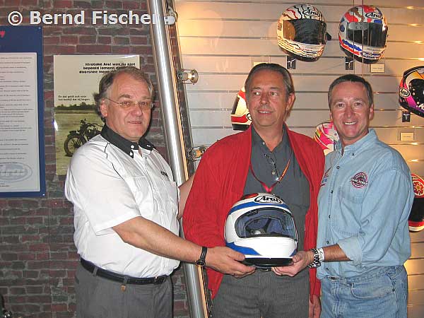 Bikers' Classics 2004
Ferry Brouwer übergibt Freddie Spencer einen Arai Spencer Replika Helm
