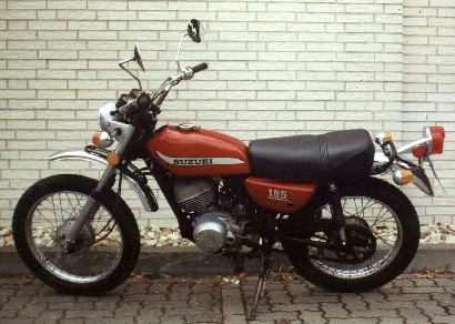 Suzuki TC 185
Bj.1974, 12 Kw
Schaltgetriebe mit Untersetzung. 5 Gänge für die Strasse bzw. 5 Gänge fürs Gelände/Trial
