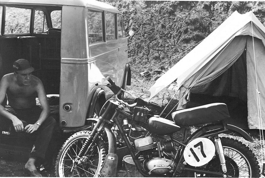 ich -1960 verm. Bad Oldesloe DM - Lauf Moto Cross - Helmfried Rieckers  DKW RT 125 Eigenbau 
Ich war Helmfrieds "Monteur" bei diesem Lauf - im DKW Transporter waren auch seitlich Klappliegen montiert!
