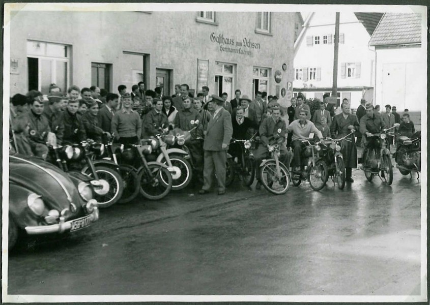 Ausfahrt MSC Obertürkheim 1957 (2. von rechts Herbert Jonas (Eiserne Icke))
Der Club leistete hervorragende Jugendarbeit! Einige Motorsportler gingen daraus hervor.
Schlüsselwörter: Obertürkheim, Jonas
