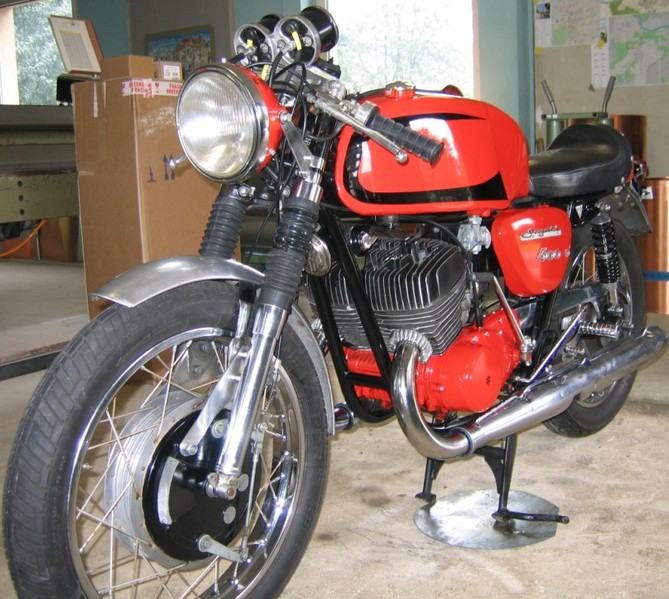 Umbau einer T500 Cobra Jg. 68, für Streckenbetrieb Anfang der 70 er. Anfang der 1990 Jahre wieder mit einigen Änderungen Strassentauglich gemacht. Ein wircklich heisser Feger mit mit enormem "Kopfdrehmoment" bei Passanten, nicht zuletzt wegen der eindrucksvollen Geräuschkulisse.
