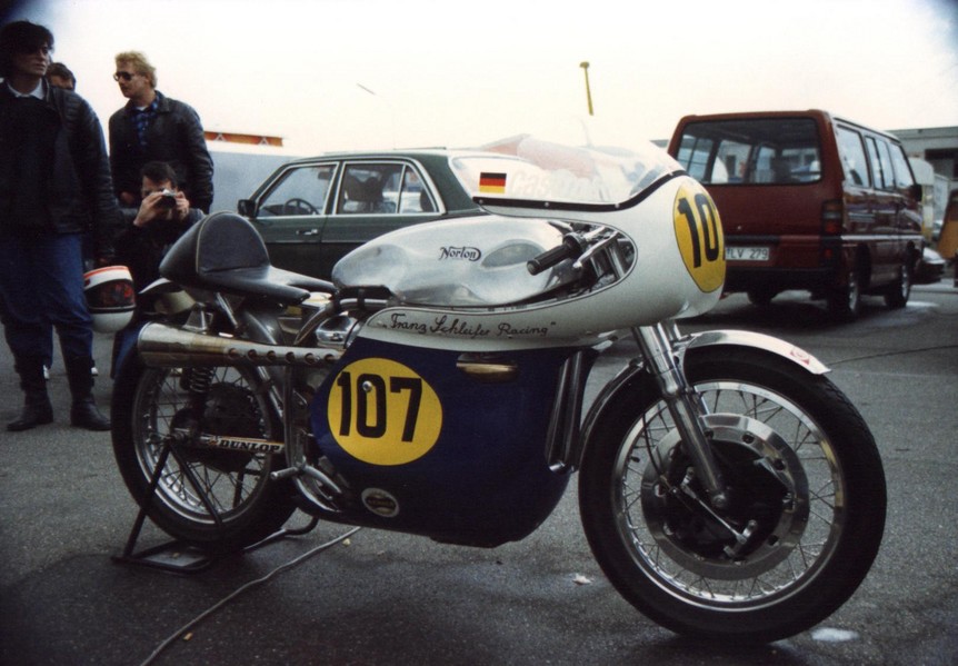 Norton Manx Nr 107
Eine Norton Manx während der Jan Wellem Pokal in 1987
