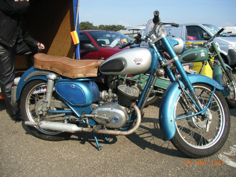 Gillet 200 Belgica - 1955
Diese 2T Gillet gab es später auch als 250er und war vergleichbar mit die in Deutschland zB Express 250 oder die Sparta mit JLO 250 motor. 
This 2stroke Gillet was later on also available with a 250 engine and compareable with the in Germany Express 250 or Sparta with 250 JLO engine 
