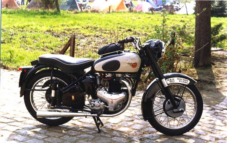 1953 BSA Golden Flash
Ein gut erhaltenes exemplar einer 650er Golden Flash auf einer der Begonia Rally Treffen in Belgien.
A 650 Golden Flash in good condition on one of the Begonia Rally meetings in Belgium 
