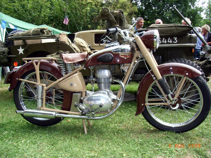 1954 Moto Confort  175
eines der beliebsten nachkriegs motorräder in Frankreich die Moto Confort 175 eincylinder. Die Marke ist auch bekannt als Motobecane. Gesehen während die Classic days auf Schloß Dyck in 2008. 
One of the most popular postwar motorcycles in France the Moto Confort 175 single. This make is also known as Motobecane.  Seen during the Classic days at Castle Dyck in 2008. 

