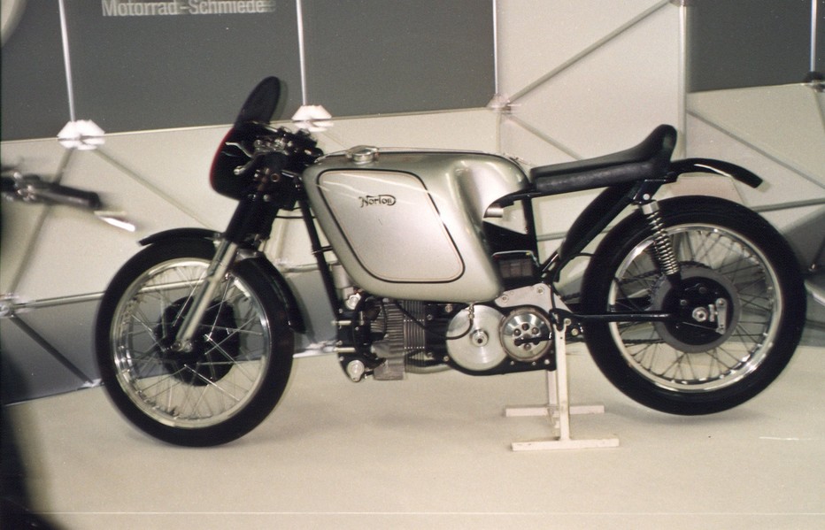 1956 Manx prototype
Aufnahme von eine Manx mit liegendem motor, nach beispiel von Moto Guzzi. Diese maschine ist eine weiter entwickelung der Manx von Joe Craig für die saison 53/54. Obwohl sehr schnell und zuverlässig wurde sie nur beim training eingesetz und nie im rennen gefahren. Ist heute in besitz von Sammy Miller.
