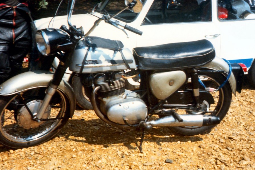 Norton 250 navigator
eine 250 Norton twin gesehen in Zolder beim HGP
