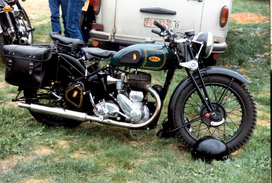 BSA M20
Die robuste BSA M20 500 seitenventiler war daß arbeitspferd der Britischen kradmelder im zweiten weltkrieg. Dieses gut erhalten normales model war zu sehen auf der john Bull Rally 1987.
