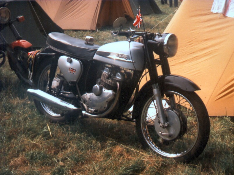 Norton electra 400
Eine Norton 400 twin mit  startermoter aus dem frühen 60er.
