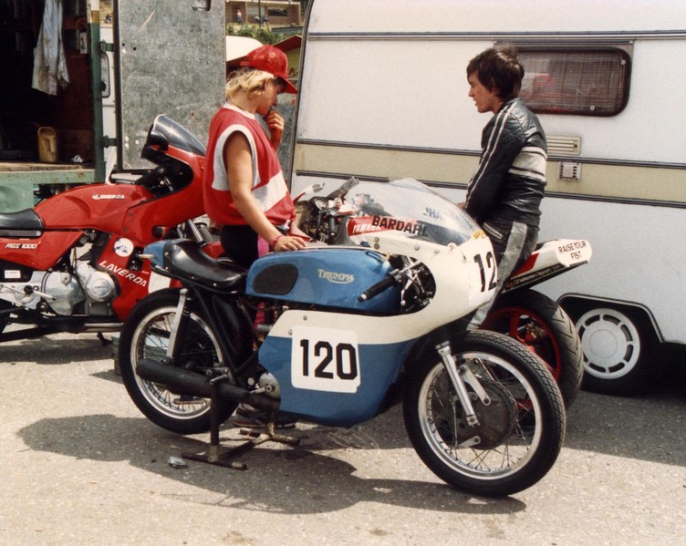 Triumph 500 twin racer
Eine Triumph 500 aus den 60er während der Zolder Historic Grand Prix 1988
