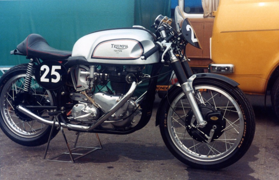 Triton 650 - Manx style racer
Diese Triton 650er rennmaschine war zu sehen während der 1982er Oldtimer Grand Prix in Zolder - Belgien
This 650  Triton racer was seen durning the 1982 Oldtimer Grand Prix on the Circuit of Zolder in Belgium. 
