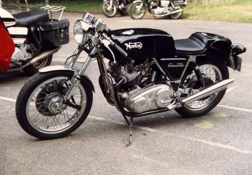 750 Norton Commando
Eine Commando mit Norvil sitz und tank in cafe racer style
