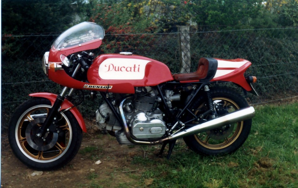 Ducati 900 SS special
Eine klasse maschine deren Fahrer uns beim Engländer treffen in Donrath 1984 besuchte .  
