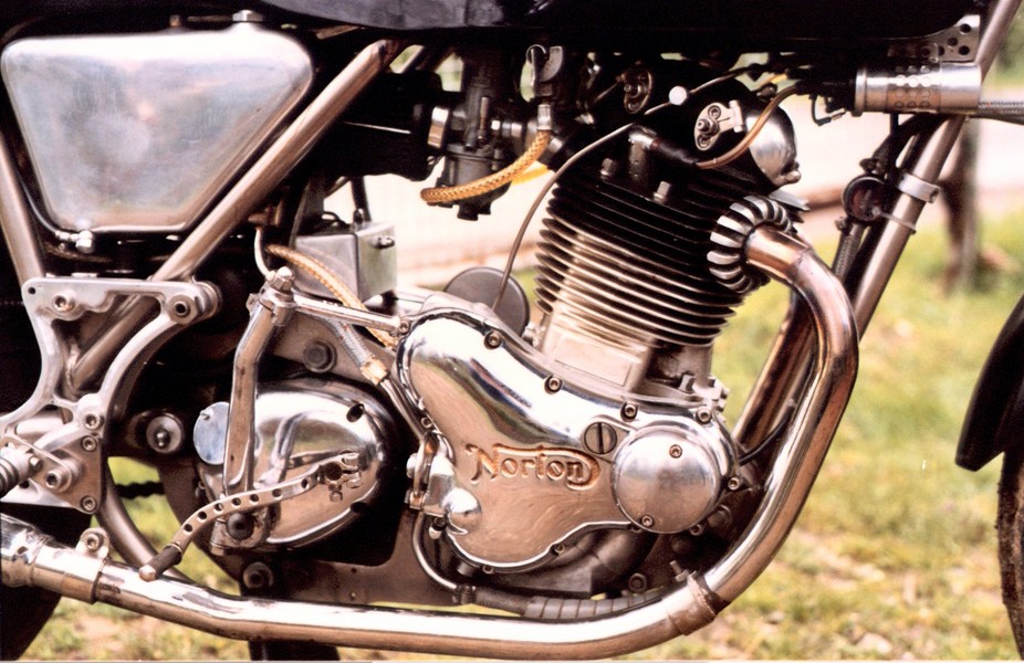 a very special norton - die dritte
Hier hat man ein besseren blick auf die technischen feinheiten.
