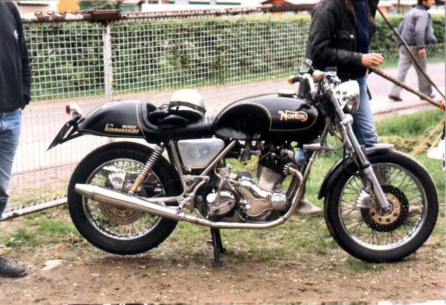 A very special Commando
Eine Norton Commando mit einen sehr besondere motor. Der motor würde durch den besitzer selbst verfeinert und verbessert. 
