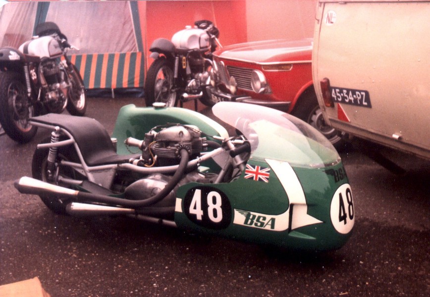 BSA  A65 side car racer (2)
Ein tolles gespann mit tollem sound während der Historic Grand Prix 1984
