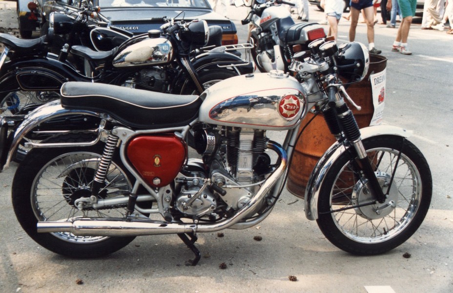 BSA B33
Eine BSA B 33 in Goldstar look 
