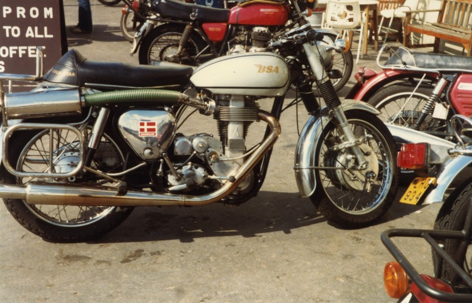 BSA B33  special
This B33 was seen on the isle of Man during the 1981 TT, looked a bit like a Gold Star but for some reason that i don´t know it had a very strange airfilter.
