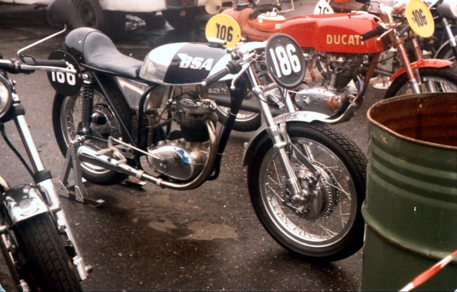 BSA B 40 victor
Eine BSA victor mal nicht als gelände mashine aber als renner beim Zolder HGP 1984.
