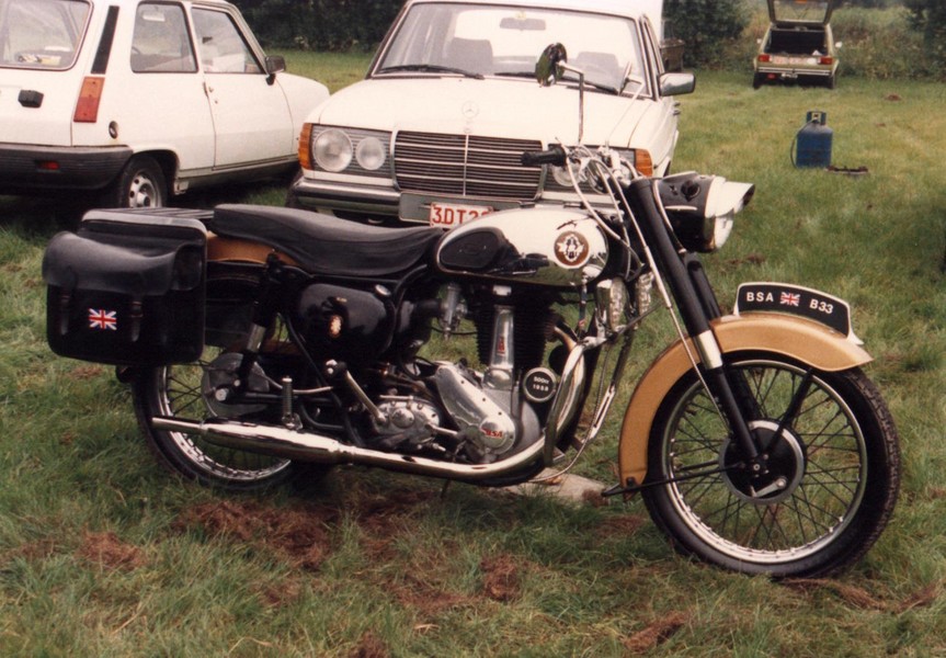 BSA B 33 500 - 1958
Ein schönes erhaltenes exemplar der B 33 aus 1958 in touring trim, war zu sehen auf die Begonia Rally in 1987.
