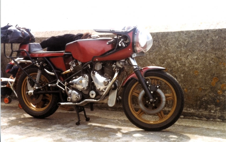 Bitsa Triumph V4 1000
Diese eigenbau V4 Triumph mit zwei 500 motoren könnte ich während der 1981 TT auf die Isle of Man bestaunen. Sie sah gut aus und hätte einen guten sound. 
