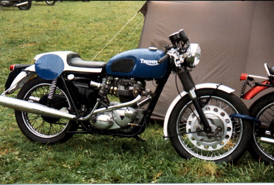 Triumph Bonni - cafe racer
Bonni in cafe racer look beim Eenhoorn Rally in Holland in 1987.
