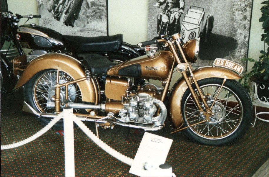 Brough Superior Dream 
Dieses 4 Cyl boxer prototype von Brough Superior stand in der eingangshalle vom Britisch Motorcycle Museum (UK) 
This 4 Cyl boxer engine prototype from Brough Superior was seen in the entrance hall at the Britisch Motorcycle Museum (UK)  

