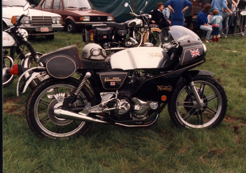 Norton commando - Guss Khun
Diese Commando war mit Guss Khun teile ausgestattet, gesehen beim Begonia Rally 1987.
