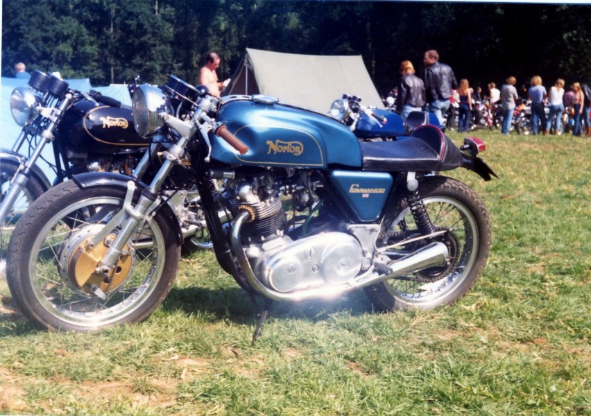 Norton Commando Blue special
Diese umgebaute Commando mit Manx style renntank und cafe racer look aus Holland war zu sehen auf die Begonia rally 1983 in Belgien. Der motor von dieser renner war mit rennteilen frisiert und machte daß dieses teil verdammt schnell unterwegs war.
