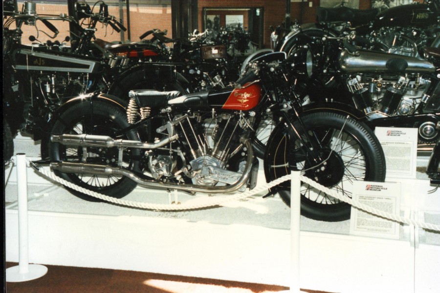 Coventry Eagle - flying eight 1000
Dieses seltenes stuck war zu sehen im Britisch Motorcycle Museum (UK) vor dem großen brand der große teilen der ausstellunshallen zerstörte.
This rare vintage bike was seen in the Britisch Motorcycle Museum(UK) before the great fire destroyed a big part of the exposition halls.  
