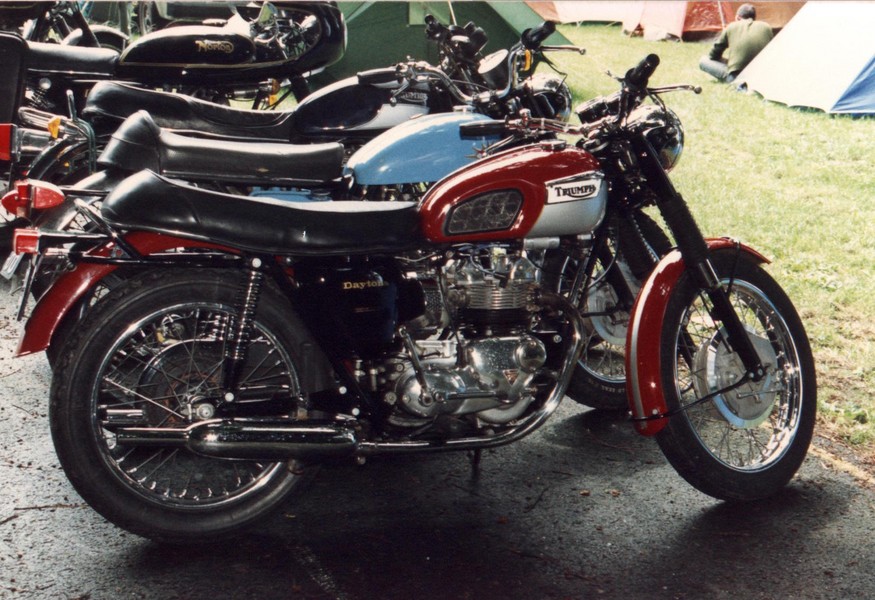 Triumph T 100 R  Daytona
Eine schöne 500 daytona von 1970 beim Int NOC rally in Den Haag.
