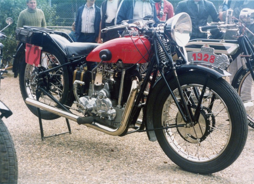 1928 Dollar 500 twin port 
Diese Französische seltenheit war zu sehen während der 1982 Historic GP in Zolder (Belgien)

This rare French bike was seen during the 1982 Historic GP in Zolder (Belgium)


