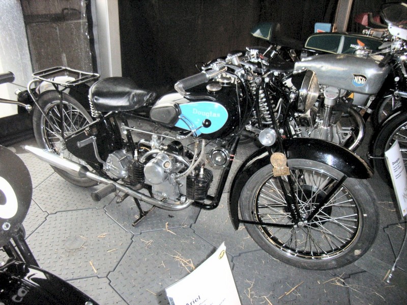 Douglas inline boxer
Ein stuck Englische motorrad geschichte verbunden mit die isle of Man
