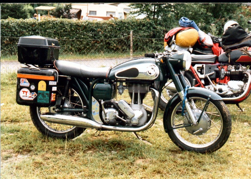 Norton ES II 500
Dieses motorrad hatte damals in 1987 schon eine unglaubliche KM leistung.  Würde noch immer gefahren von den ersten halter der es damals in den 50ér neu gekauft hatte.

