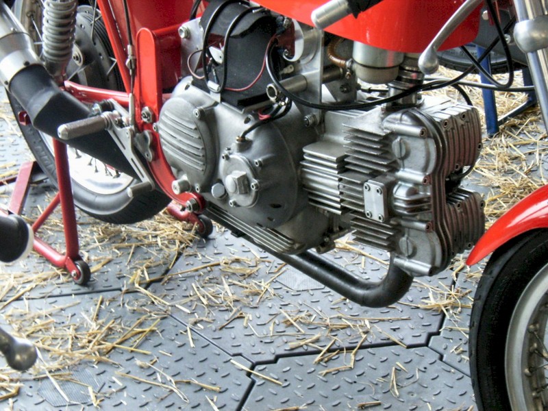 motor Aermacchi 350

