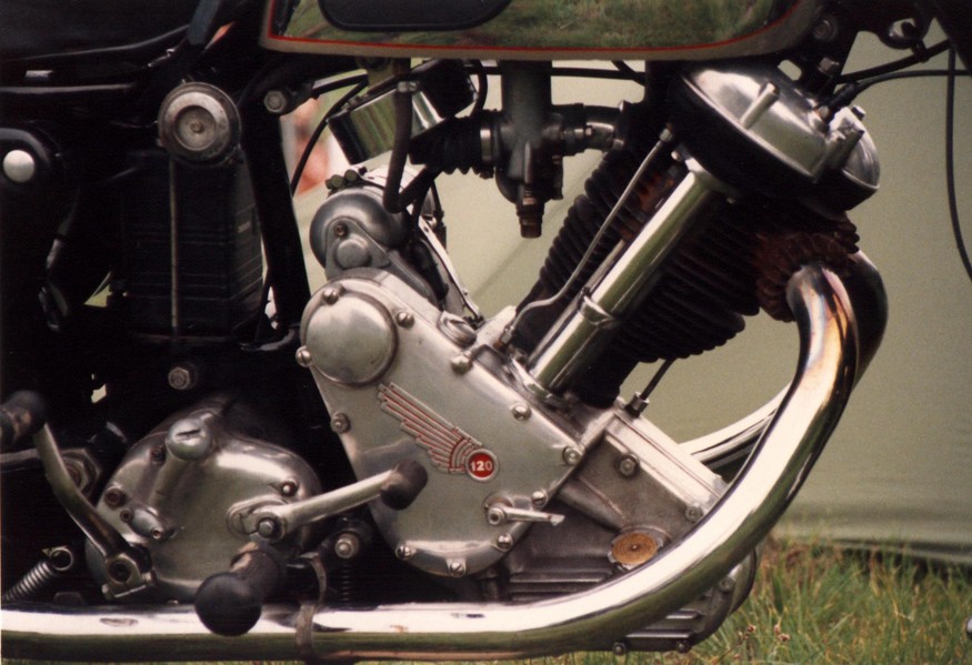 Motor Panther 650 sloper
Ein motor relikt aus dem 30er daß noch lief bis in den 60er. Ein wirklich stolze eincylinder für´s gemütliches fahren.

