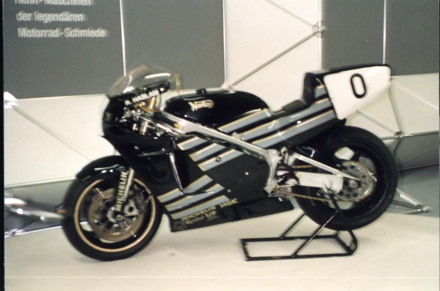 F1 Norton wankel factory racer 1990
Eine der orginelle Norton  werks rennmaschinen im National Motorcycle Museum in Birmingham vor der große brand,  
