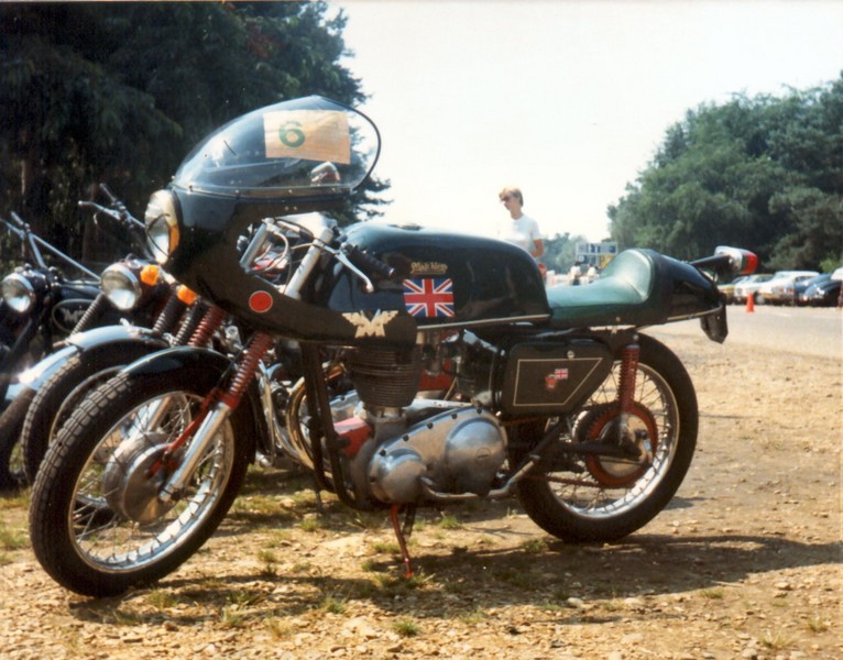 Matchless G 80 (1)
eigenbau cafe racer mit Matchless motor.
