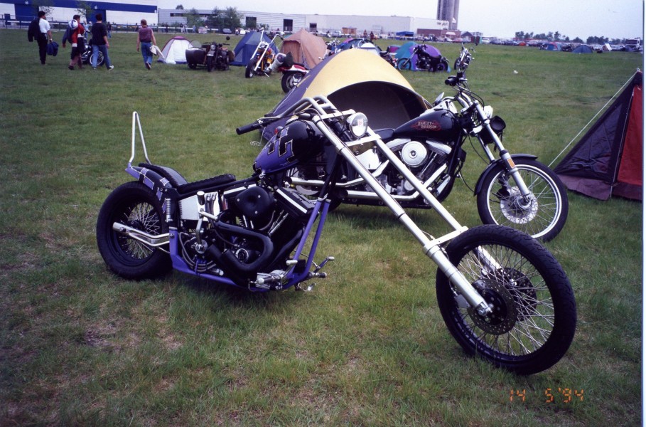 HD long fork special
Dieser extrem chopper war zu sehen in 1994 beim Belgiums Biggest Bike meeting.  Außer die lange Gabel fiel auch noch der Auspuff auf. Der Deutsche TÜV wurde Spaß haben an diesen Gefährt.

