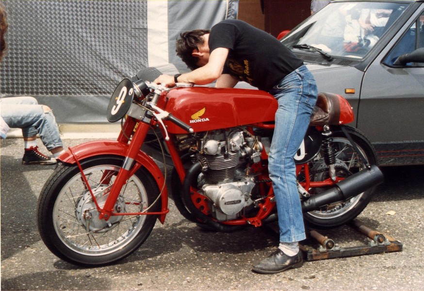 Honda CB 450 twin racer
Ein Japanische klassiker beim Historic Grand Prix in Zolder 1988.
