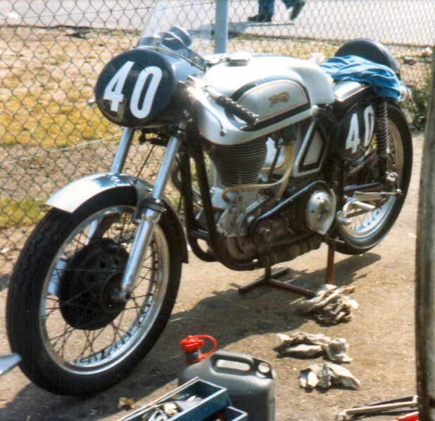 Norton inter 500
Eine Norton international 500 während der historic grand prix in Zolder (B)
