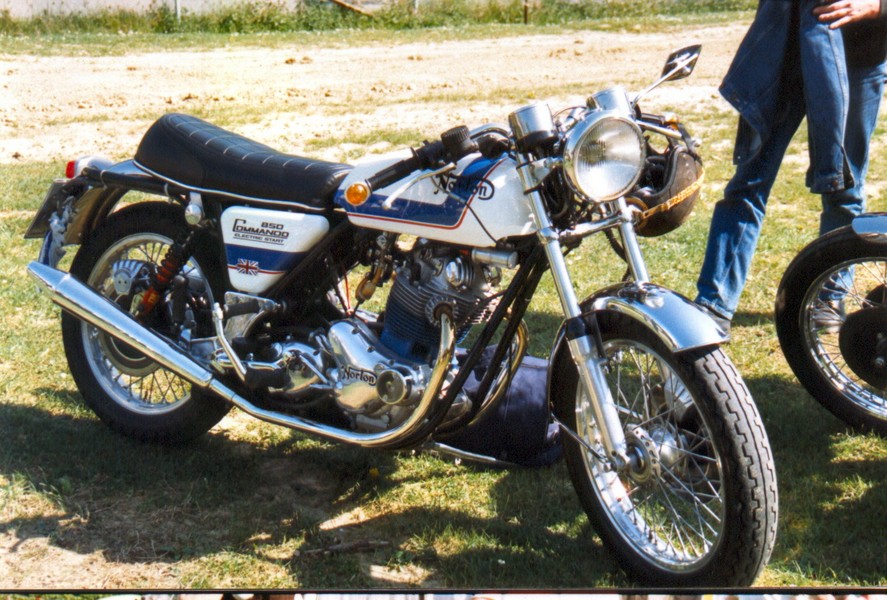 Norton roadster JPN
Eine roadster in norton John Player rennfarbe beim  treffen in Donrath 1987
