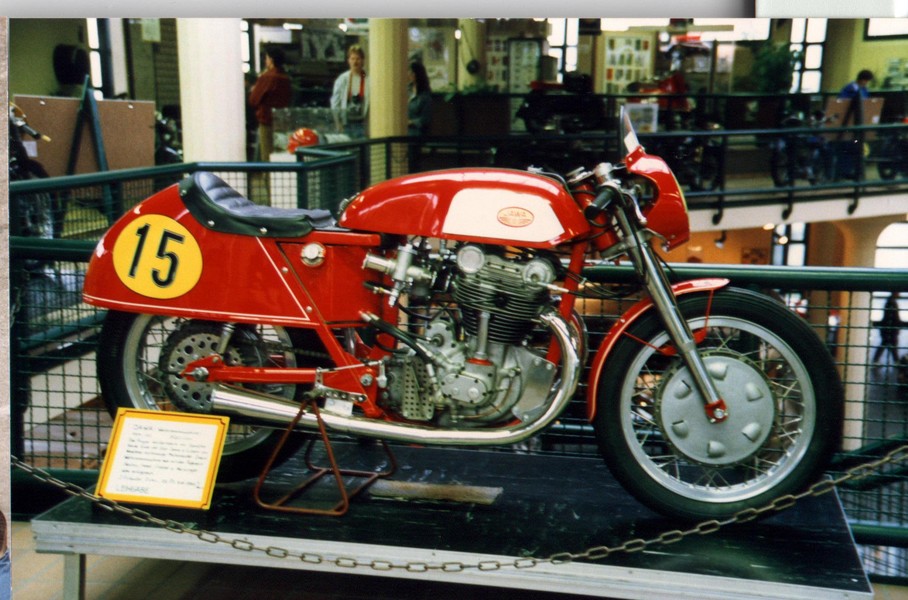 Jawa dohc racer
Dieses prachtstuck ist zu bewunderen im Museum am Nürburgring.
