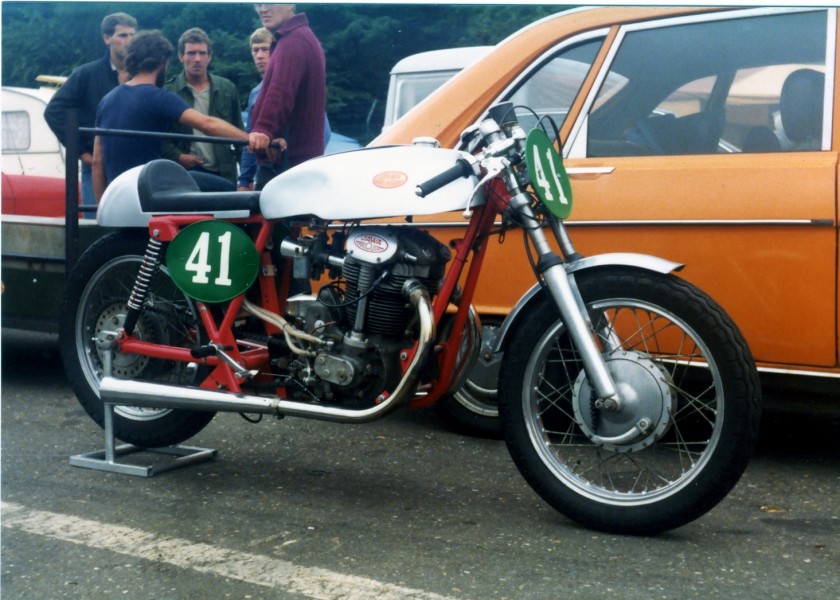 Jawa 500 Königswelle twin
This Jawa 500 twin with a shaft driven valvetrain engine took part in the Zolder Historic GP in 1982.
Diesen eigenbau Jawa renner mit königswelle motor nam teil am Historic GP in Zolder in 1982. 
