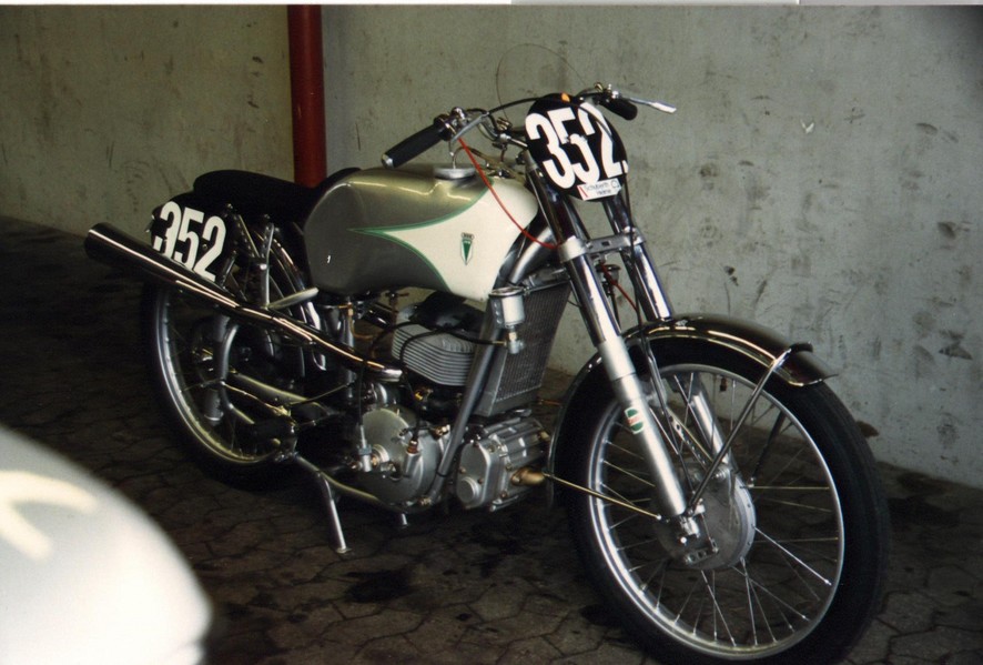 Die Singende Säge
Eine DKW 250 zweitakt mit kompressor - 
