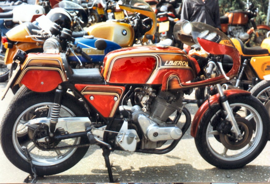 Laverda 750 custom
Ein 750er twin in SFC look mit sonder lackierung.
