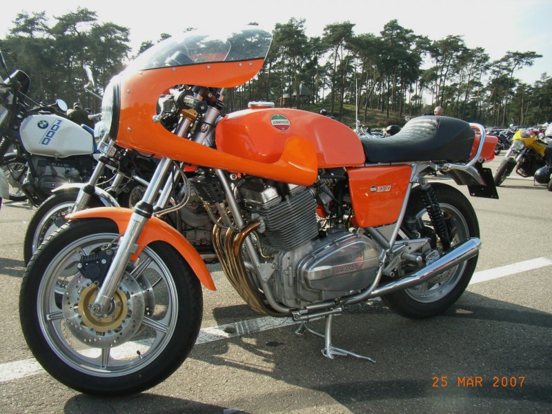 Laverda 1000 triple
Sehr schöne 1000er Laverda, war zu sehen auf der motorrad besucher parkplatz.
Very nice 1000cc Laverda , was seen in the motorcycle visitors parkinglot.
