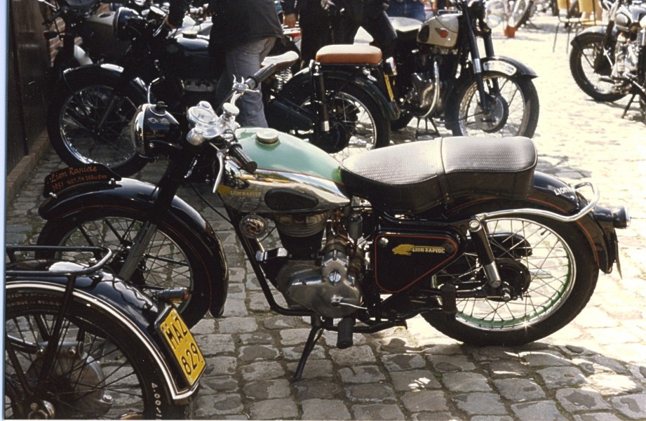Lion Rapide 350     1
Eine Belgische rarität , die marke Lion Rapide baute in den 50er motorräder mit FN motoren. Diese hier ist mit ein FN 350 OHV single ausgestattet baujahr 1951 und war in super zustand. Gesehen bei einem Classic treffen in 1986 in Belgien.
