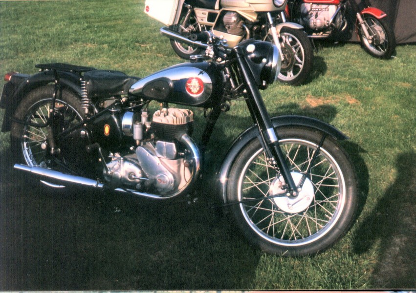 BSA M 20 early fifties
Eine schöne erhaltene M 20 500 seitenventiler beim Begonia Rally in 1986.
